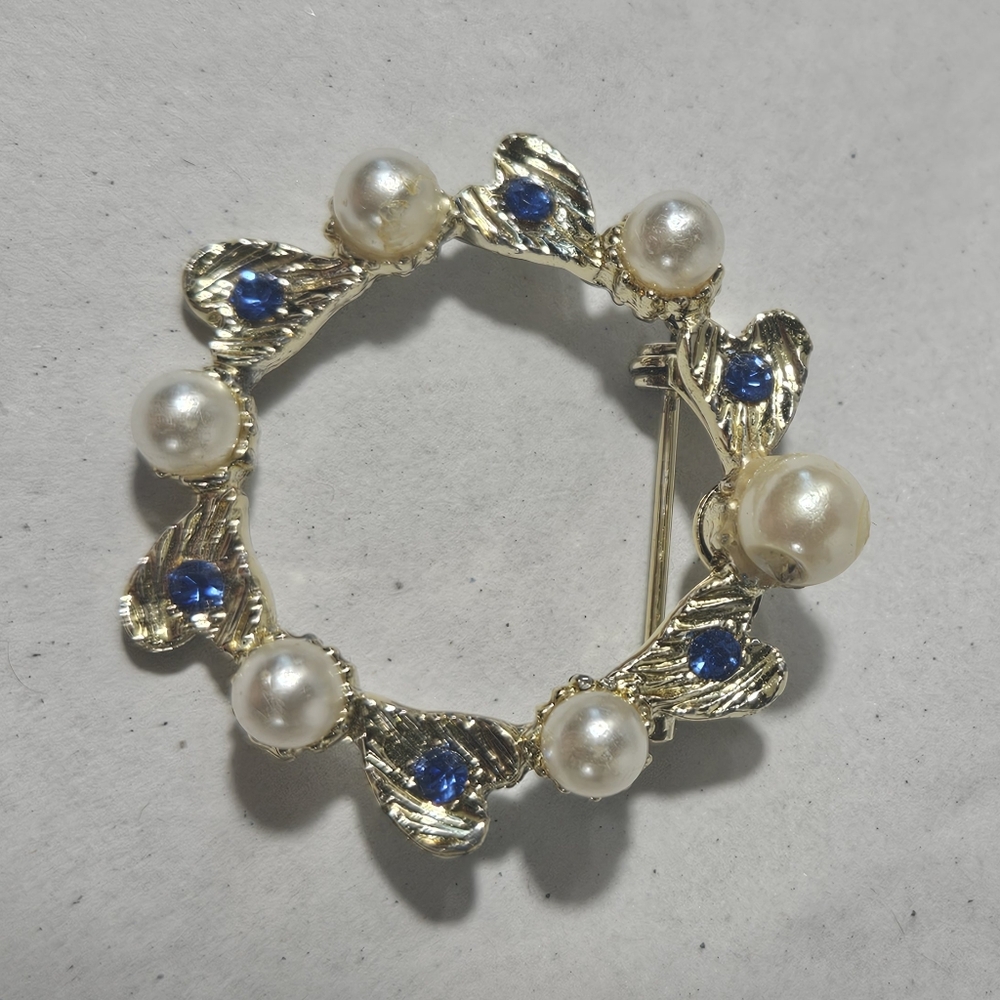 Gorgeous Vintage  Pearl and Blue Rhinestone Wreath Round Pin